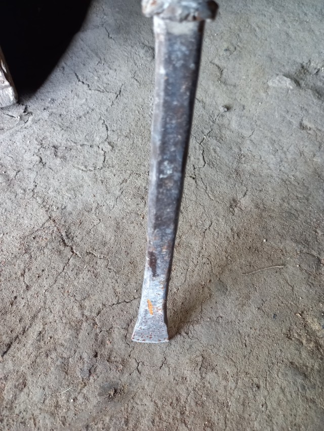 Metallic chisel with no handle